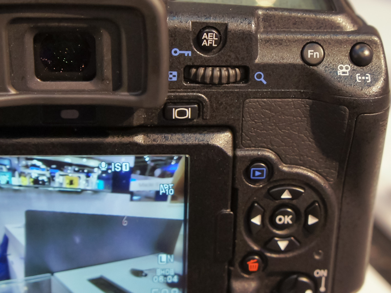 <b>液晶右上にあるのがライブビューボタン、背面の右肩にあるAFターゲットボタンがムービーボタンを兼ねている</b>
