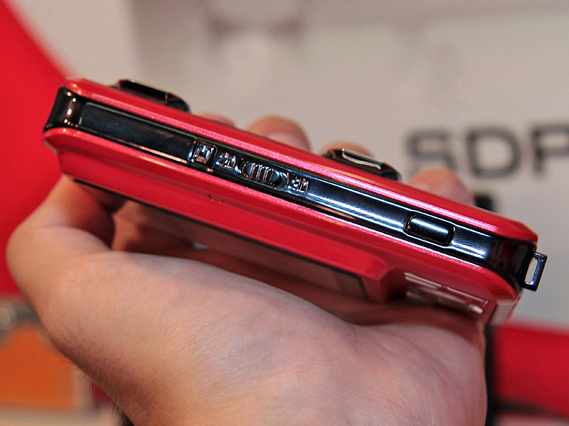 <b>上部に2Dと3Dの切り替えスイッチを備える</b>