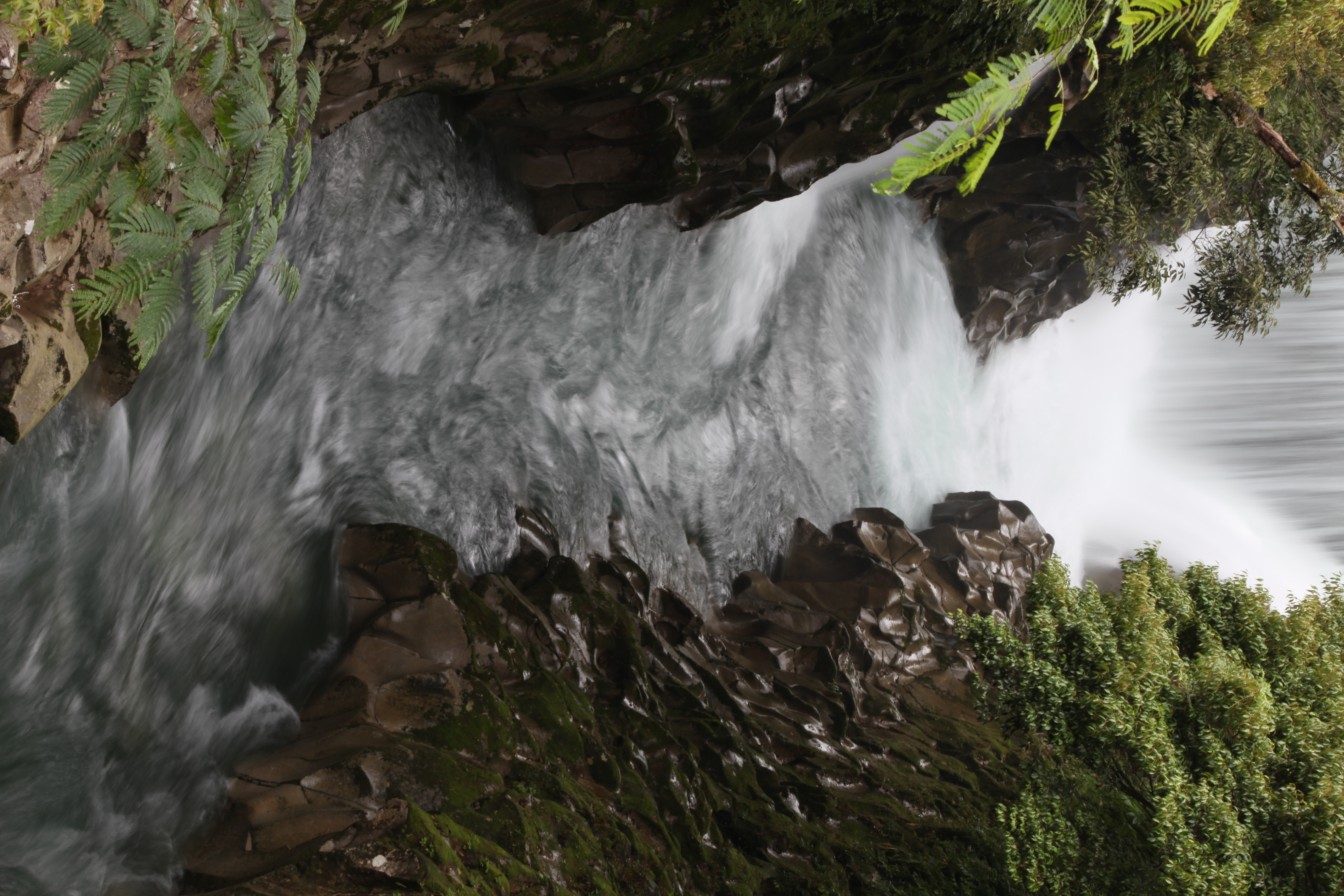 <b>EOS 5D Mark II / EF 70-200mm F2.8 L IS II USM / 約6.2MB / 3,744×5,616 / 1/2.5秒 / F22 / -0.3EV / ISO100 / WB:オート / 100mm</b>