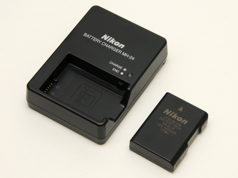 <b>リチウムイオン充電池「EN-EL14」とチャージャー「MH-24」</b>
