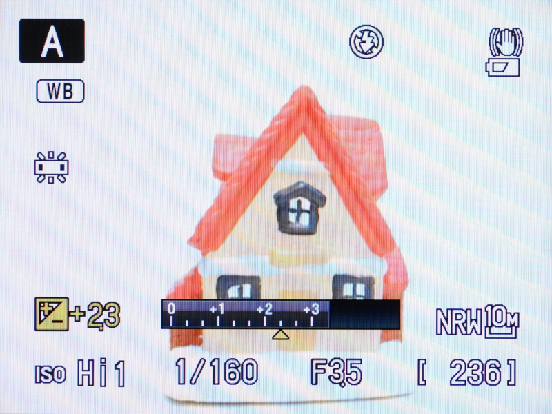 <b>露出補正ダイヤルを操作しているところ</b>