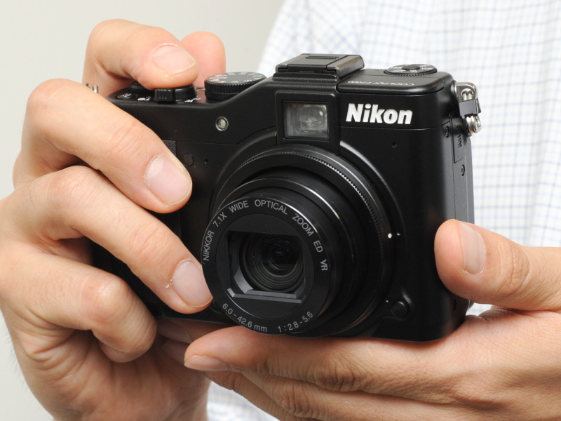 <b>COOLPIX P7000</b>