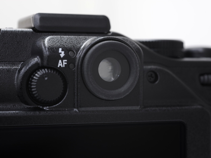 <b>視野率80％の光学ズームファインダーを搭載</b>