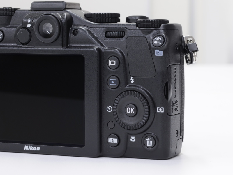 <b>背面右手側の操作部。回転式のダイヤルを装備。液晶モニターは3型92万ドット</b>