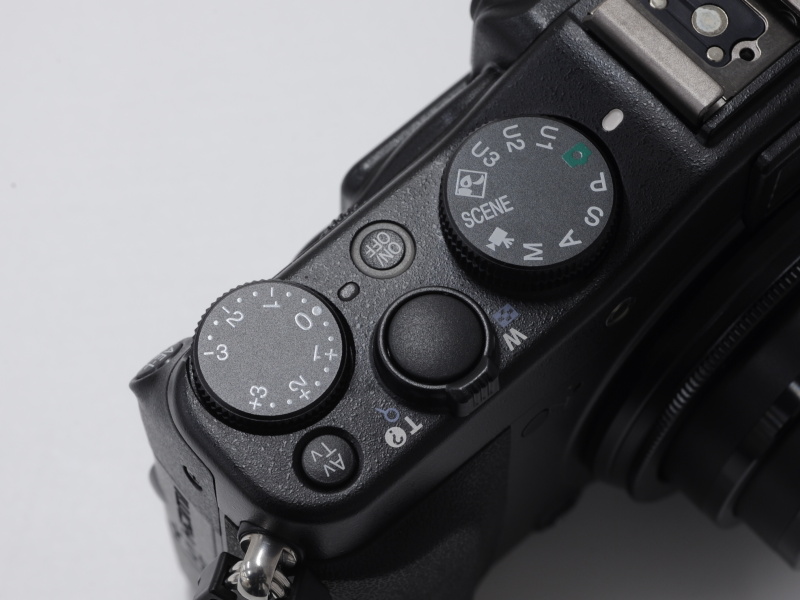 <b>露出補正ダイヤル（左）、モードダイヤル（右）などを右手側に装備</b>