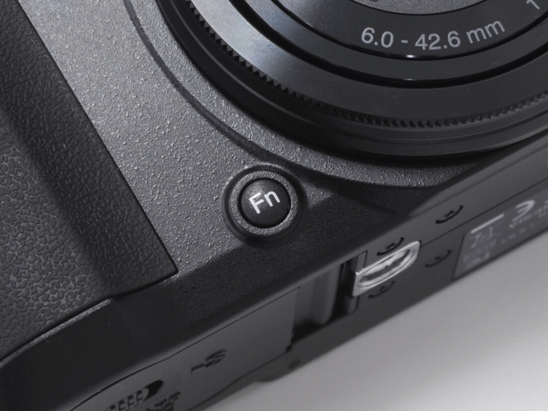 <b>Fnボタンをレンズリング左下に配置</b>