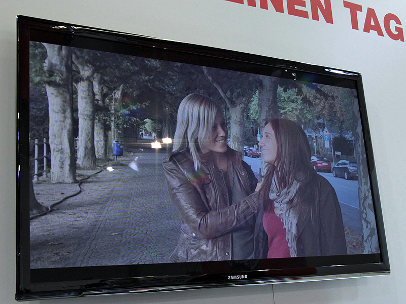 <b>再生の様子。実際には上下に動くアニメーションになっており、人物が浮き出す用に見える</b>