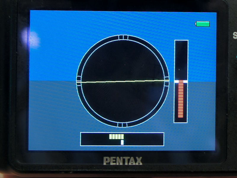 <b>電子水準器も2軸タイプに強化された</b>