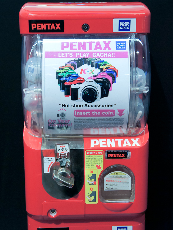 <b>ブースに置かれていた「ガチャガチャ」（カプセルトイ）。「日本から持ってきた」らしい。ブースでもらえるコインを使い、K-xのミニモデルがもらえるというもの</b>