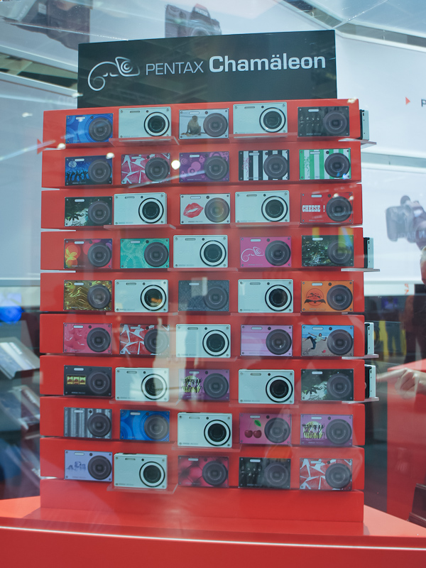 <b>さまざまなシートを使ってカスタマイズできる点をアピールするOptio RS1000</b>