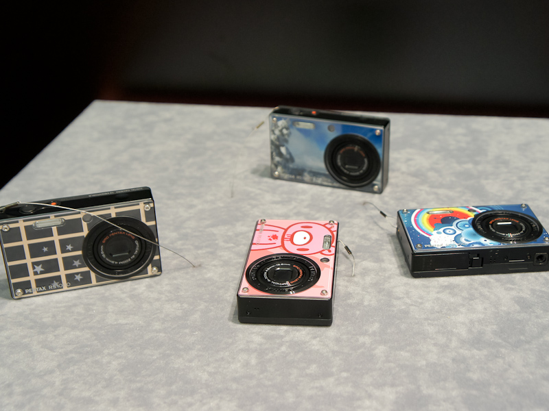 <b>さまざまなシートを使ってカスタマイズできる点をアピールするOptio RS1000</b>