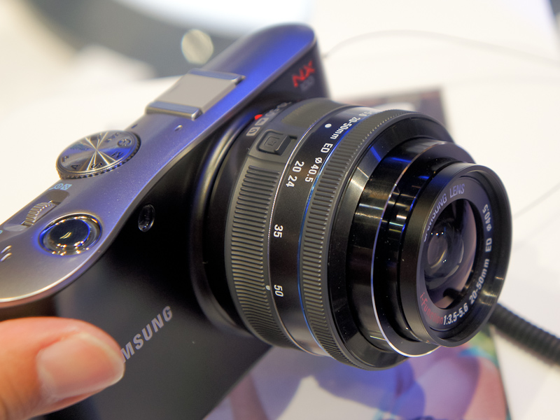 <b>i-Functionを搭載した20-50mm F3.5-5.6 EDを装着</b>