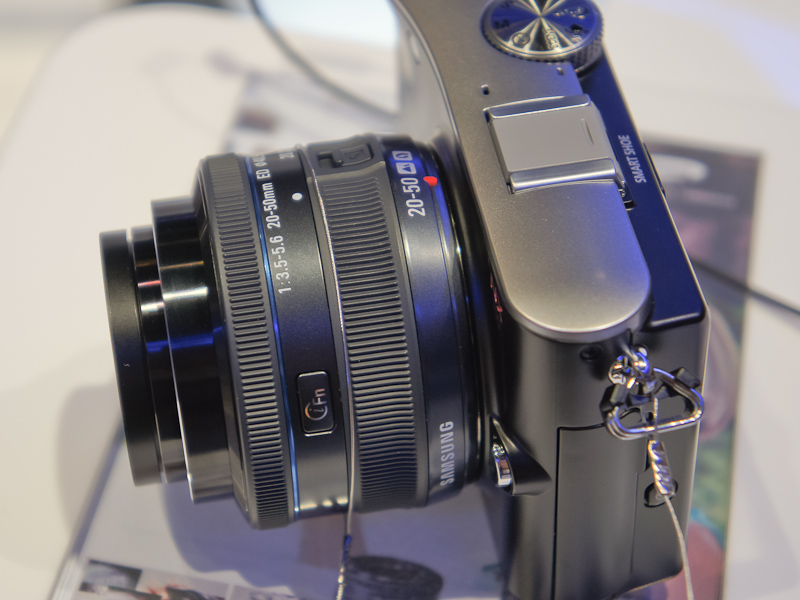 <b>レンズ本体側面「iFn」ボタンを押すと機能が利用できる</b>