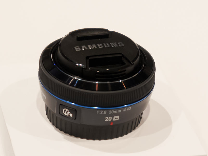 <b>i-Function対応レンズの2本目である20mm F2.8はまだケース内の展示</b>