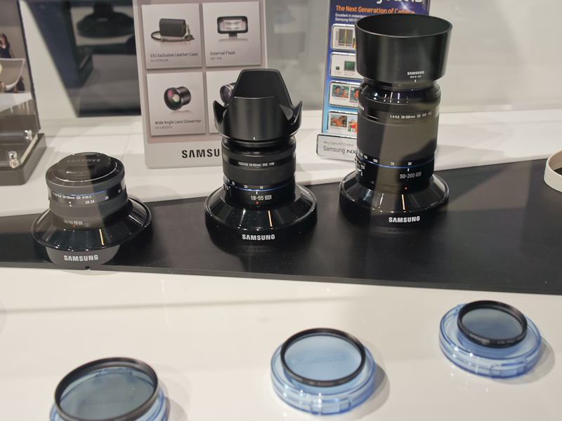 <b>従来からのレンズ。左から30mm F2、18-55mm F3.5-5.6 OIS、50-200mm F4-5.6 ED OIS</b>