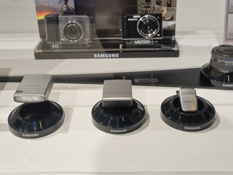 <b>左からクリップオンストロボ「SEF15A」、GPSモジュール「GPS10」、EVF「EVF10」</b>