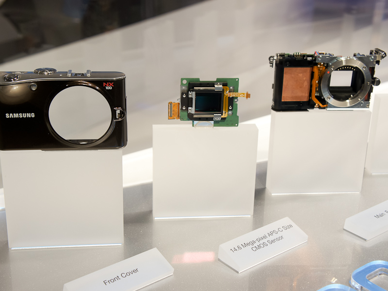 <b>NX100の分解モデルも展示されていた</b>