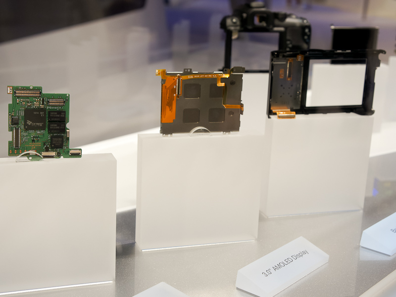 <b>NX100の分解モデルも展示されていた</b>