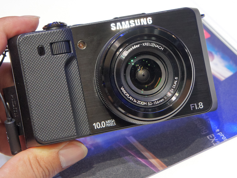 <b>24mmスタートでF1.8の大口径レンズを搭載するEX1</b>