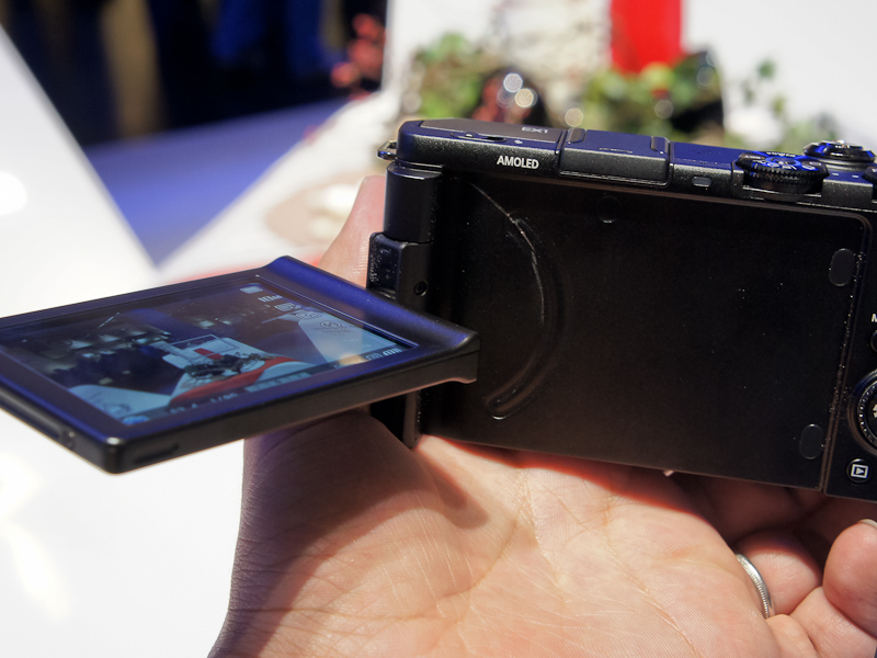 <b>バリアングル液晶モニターを搭載。有機ELのため視野角が広いのも特徴</b>