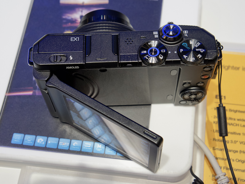 <b>バリアングル液晶モニターを搭載。有機ELのため視野角が広いのも特徴</b>