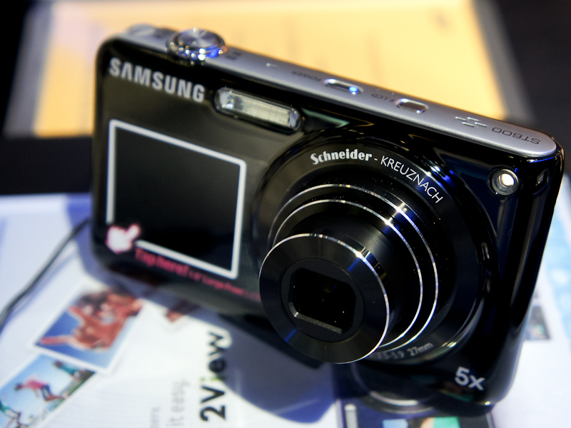 <b>タッチパネル搭載の2画面デジカメST600</b>