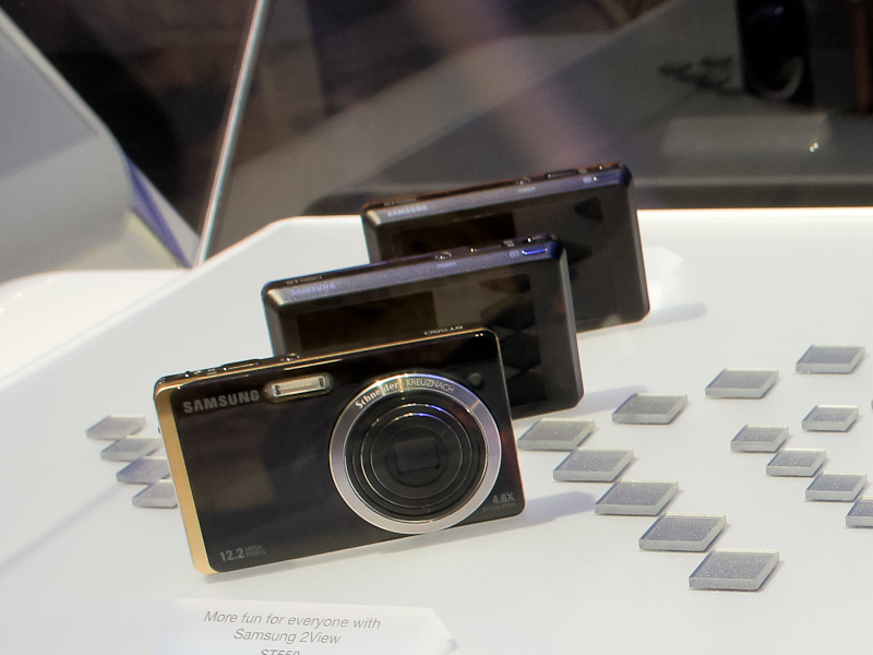 <b>2画面デジカメは今回で3代目。左が初代「ST550」、右が2代目「PL150」の2画面デジカメ</b>