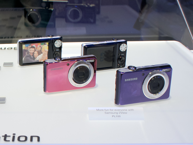 <b>2画面デジカメは今回で3代目。左が初代「ST550」、右が2代目「PL150」の2画面デジカメ</b>