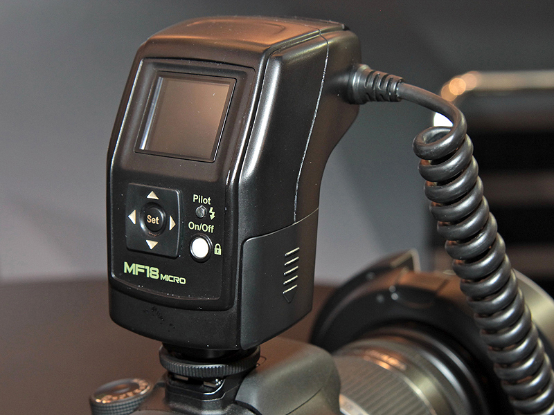 <b>背面には液晶パネルも備える</b>