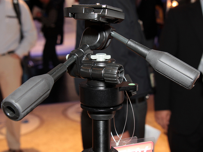 <b>雲台と三脚の間に装着したところ</b>