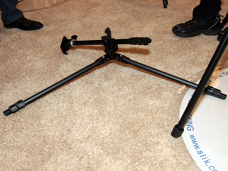 <b>センターコラムが一脚にもなる三脚。試作品を展示した。ローポジションにも対応し、4脚にもなる</b>