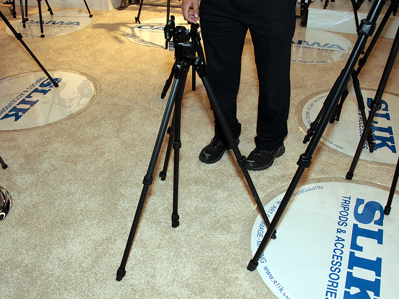 <b>センターコラムが一脚にもなる三脚。試作品を展示した。ローポジションにも対応し、4脚にもなる</b>