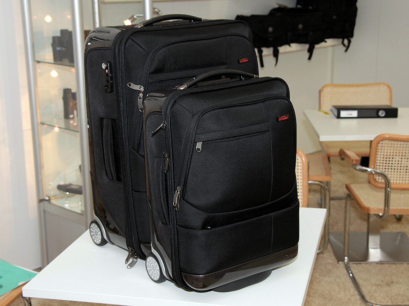 <b>CT-Trotterシリーズ。カメラ機材の用のトロリーケース。大と小を用意し、いずれも12月に発売する。価格は大が4万円前後、小が3万円台前半。小は機内持ち込み対応サイズという。レインカバーも付く</b>