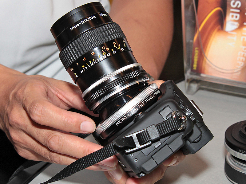 <b>Fマウントレンズを装着してシフトさせたところ</b>