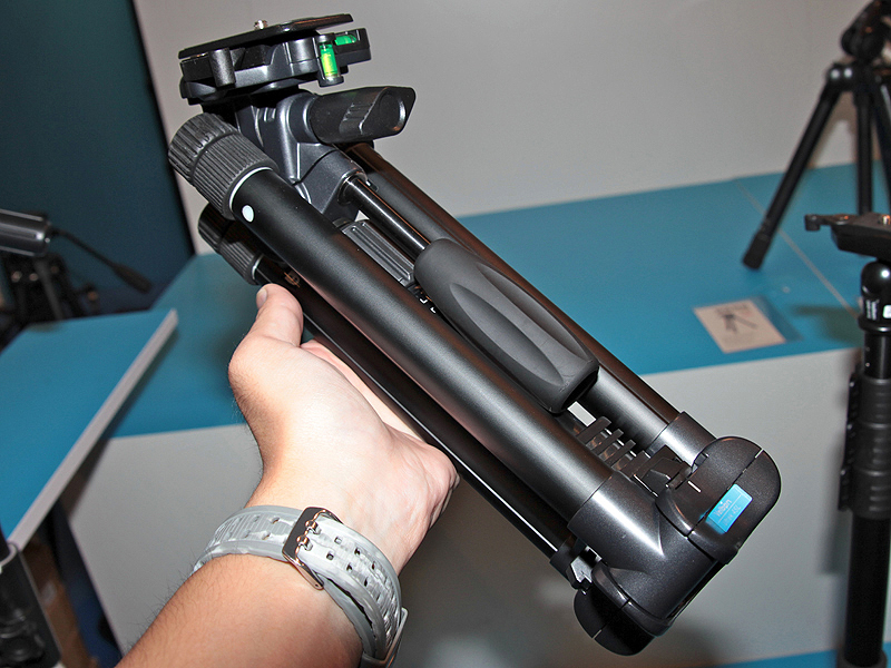 <b>折りたたんだところ。一般的な機構の三脚よりも小さくなる</b>