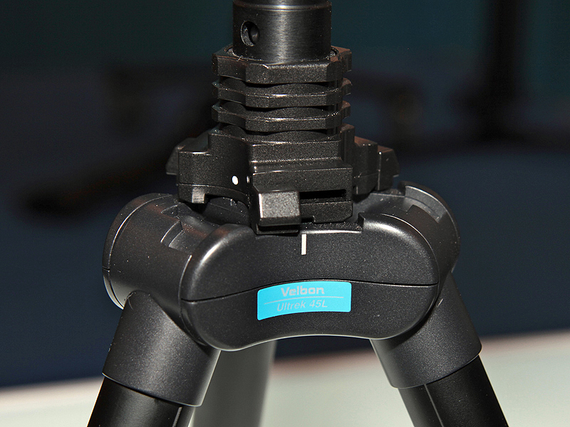 <b>センターコラムの根元部分を回転させると、脚を折りたたむことができる</b>