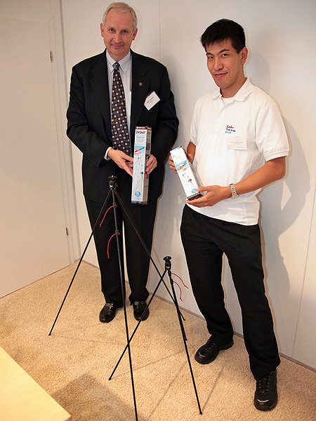 <b>開脚したところ。左から従来モデルとジップショットMINI。左の人物は、タムラック副社長のHans Smarius氏</b>