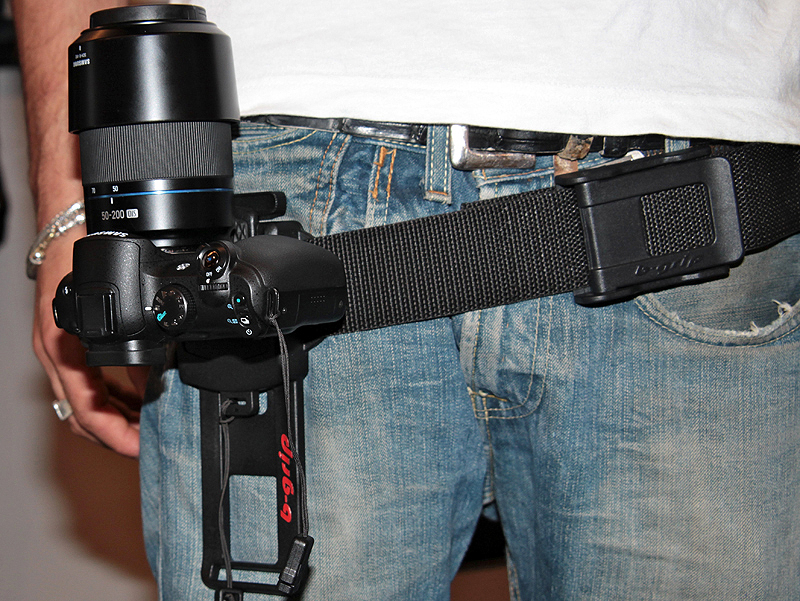 <b>レンズ交換時は上向きに装着できる</b>