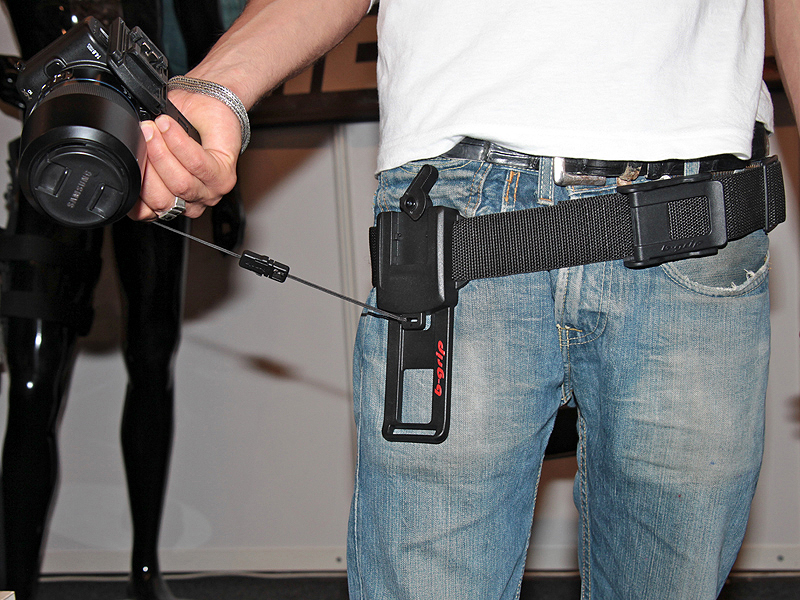 <b>落下防止の紐も付く</b>