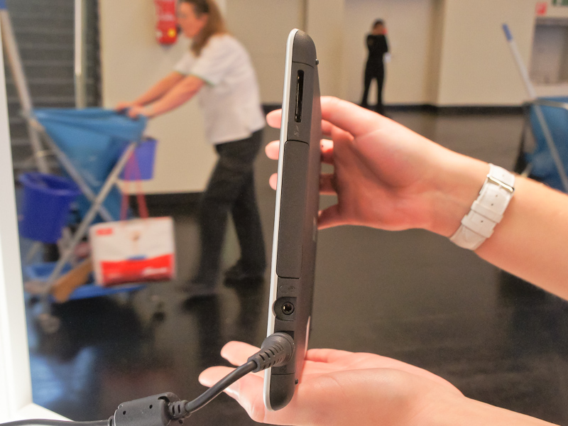 <b>本体側面にSDメモリーカードスロットを配置。USB端子はその下のカバー内にある</b>