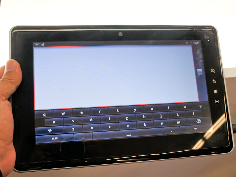 <b>キーボードは英語のみだったが、OSとしては日本語表示に対応している。ただし、日本語フォントではなく、中国語とも共有している部分があり、一部の漢字が中国語表記になっている。日本語入力に関しては、Toshiba Market Placeで日本語入力アプリが提供されれば入力も可能になるだろう</b>