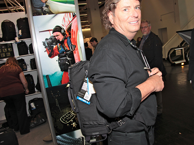 <b>同じバッグで左肩と右肩の両方に対応できる</b>