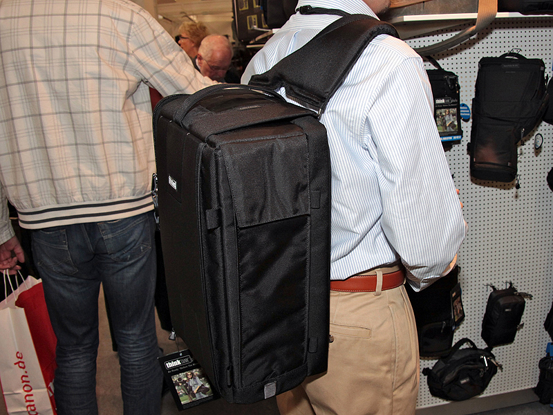 <b>同じバッグで左肩と右肩の両方に対応できる</b>