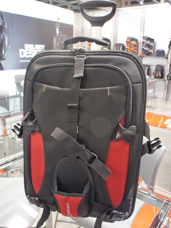 <b>トロリータイプ。カラーリングは赤メインと黒メインの2種類ある</b>