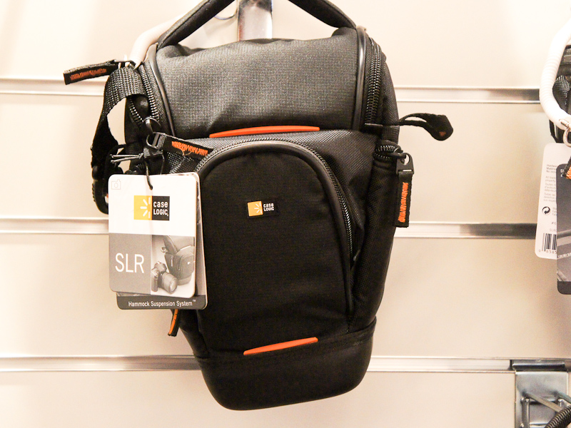 <b>スリングケースは下部が保護素材となっており、地面にそのまま置いてもカメラを保護できるそうだ</b>