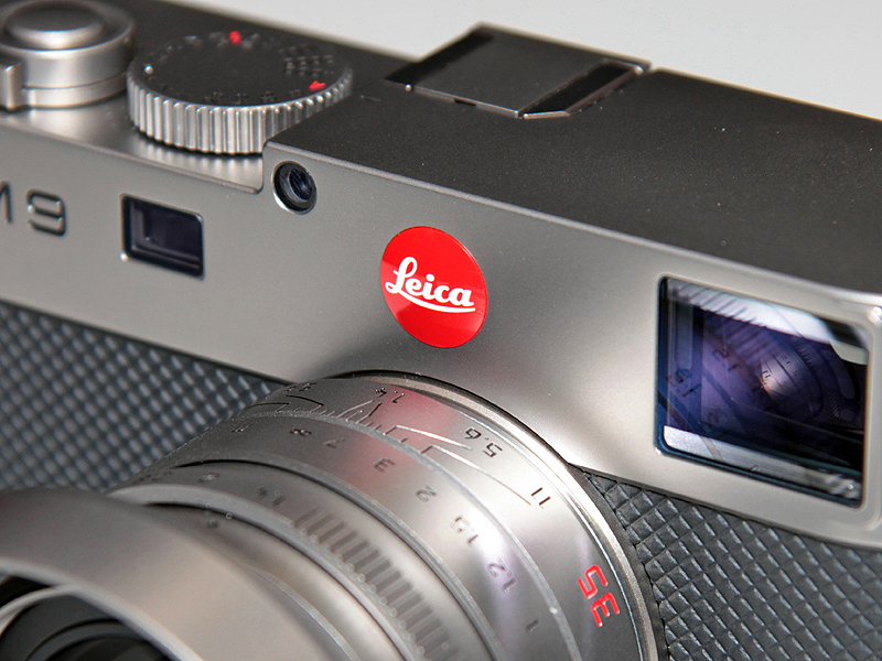 <b>赤丸のLeicaロゴは手作業でロゴを彫り込んで白のエナメルを流し込んでおり、ベースモデルとは異なっている</b>