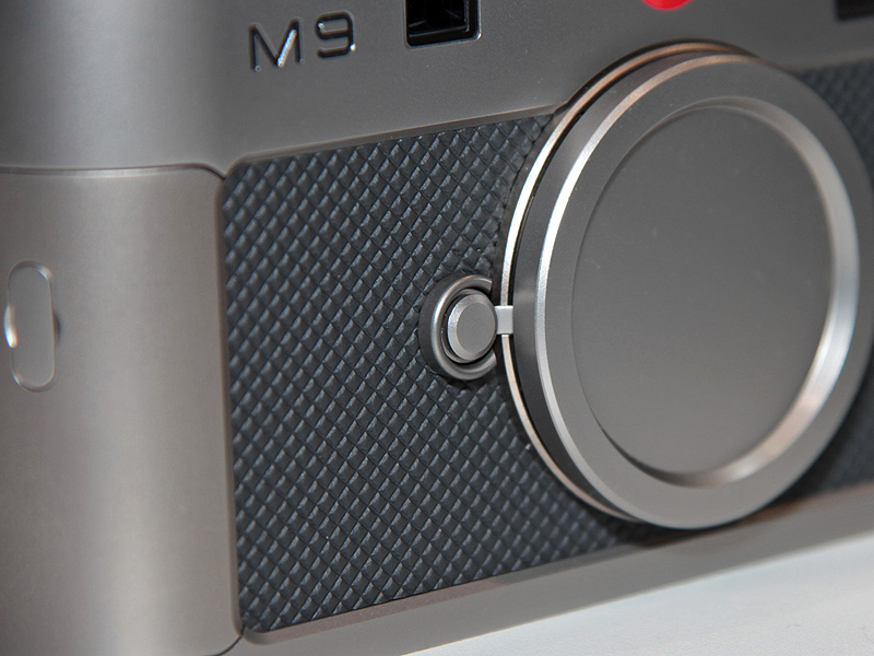 <b>本体の巻皮はダイヤモンドパターンのエンボス加工を施している</b>