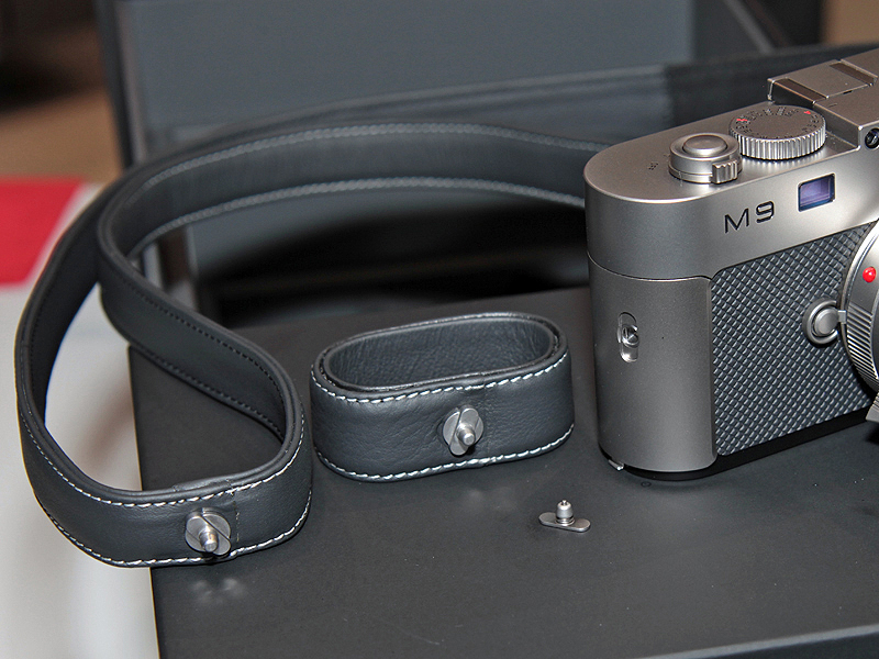 <b>フィンガーループとショルダーストラップは本体側面の穴と接続して固定する。ストラップ類を使用しない場合のために、穴をふさぐパーツも付いてくる</b>