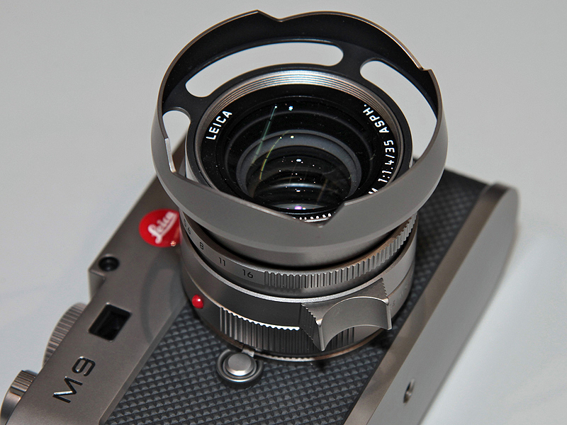 <b>フードのほか、レンズキャップ、ボディキャップ、フードを取り外した際に装着するリングなどもチタン製となっている。</b>