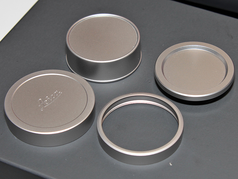 <b>フードのほか、レンズキャップ、ボディキャップ、フードを取り外した際に装着するリングなどもチタン製となっている。</b>